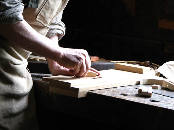 Nuestro equipo de profesionales cuenta  con muchos años de contrastada <strong>experiencia</strong> en el sector de la <strong>carpintería de madera en Almogía</strong>.